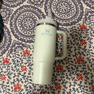 Blue,mint Stanley
Water bottle
Perfect condition
30 oz